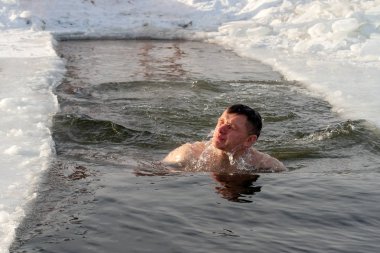 Surgut, Rusya, 11 Ekim 2018: kış buz bir çukura yüzme sever. Kış yüzme sezonunun açılış.