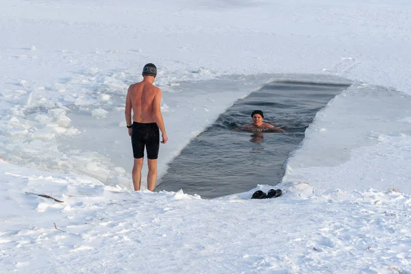 Surgut, Rusya, 11 Ekim 2018: kış buz delik yüzme hayranları. Kış yüzme sezonunun açılış.