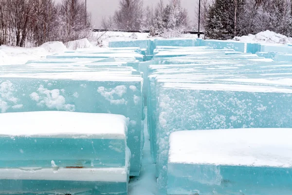 Buz blokları ulaşım için yığılmış. Buz heykeller yapmak için malzeme.