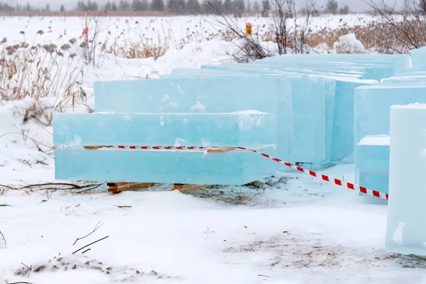 Buz blokları ulaşım için yığılmış. Buz heykeller yapmak için malzeme.