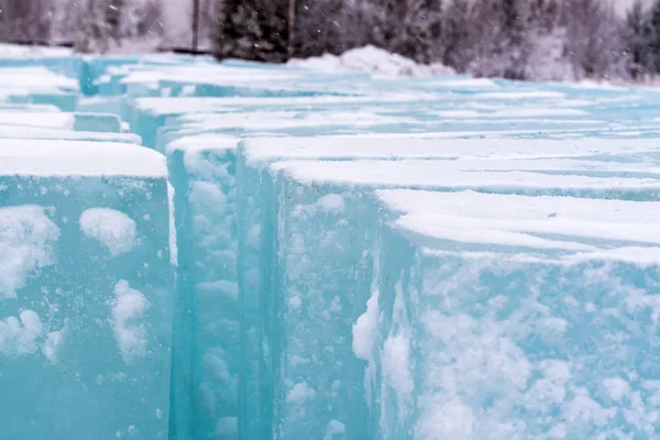 Buz blokları ulaşım için yığılmış. Buz heykeller yapmak için malzeme.