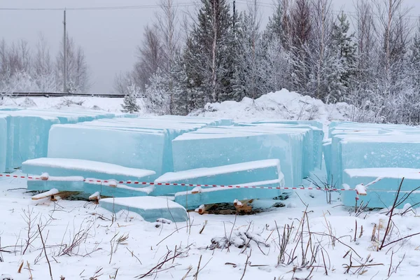 Buz blokları ulaşım için yığılmış. Buz heykeller yapmak için malzeme.
