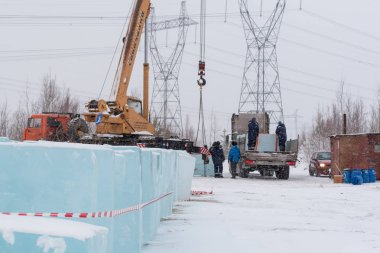 Rusya, Surgut, 19 Kasım 2018: Buz blokları için buz heykeller oluşturulması yerine ulaşım için işçiler yük.