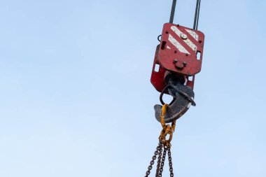 Kopya alanı ile mavi gökyüzü karşı bir inşaat Vinç kanca.