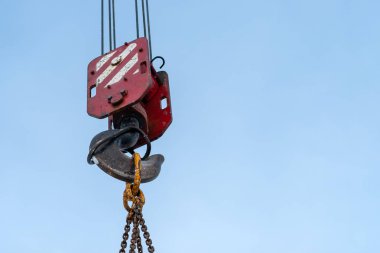 Kopya alanı ile mavi gökyüzü karşı bir inşaat Vinç kanca.