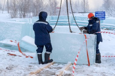 Rusya, Surgut, 20 Kasım 2018: Buz blokları için buz heykeller oluşturulması yerine ulaşım için işçiler yük.