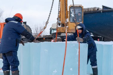 Rusya, Surgut, 20 Kasım 2018: Buz blokları için buz heykeller oluşturulması yerine ulaşım için işçiler yük.