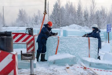 Rusya, Surgut, 20 Kasım 2018: Buz blokları için buz heykeller oluşturulması yerine ulaşım için işçiler yük.