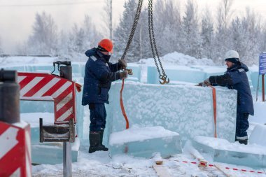 Rusya, Surgut, 20 Kasım 2018: Buz blokları için buz heykeller oluşturulması yerine ulaşım için işçiler yük.