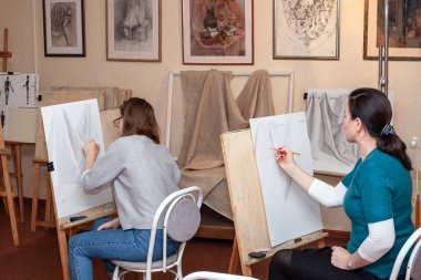 Rusya, Surgut, 17 Ekim 2018: Art Studio V.Gorda sonra adlı yetişkinler için. Yetişkin öğrenciler Sephalar otur, çizmek öğrenmek.