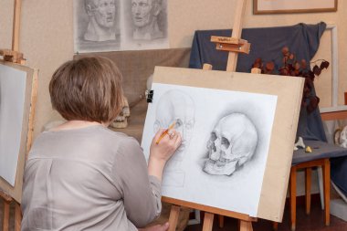 Rusya, Surgut, 17 Ekim 2018: Art Studio V.Gorda sonra adlı yetişkinler için. Çizmek için öğrenme şövale yetişkin bir kız öğrencinin oturur.
