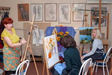 Rusya, Surgut, 17 Ekim 2018: Art Studio V.Gorda sonra adlı yetişkinler için. Yetişkin kadın Öğrenciler oturup Sephalar, resim eğitimi.