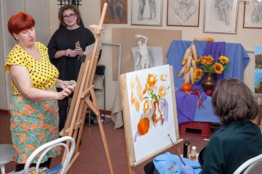 Rusya, Surgut, 17 Ekim 2018: Art Studio V.Gorda sonra adlı yetişkinler için. Yetişkin kadın Öğrenciler oturup Sephalar, resim eğitimi.