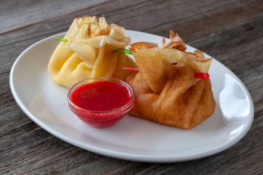 Vejetaryen kahvaltı: süzme peynir ile doldurulmuş krep 