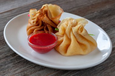 Vejetaryen kahvaltı: süzme peynir ile doldurulmuş krep 