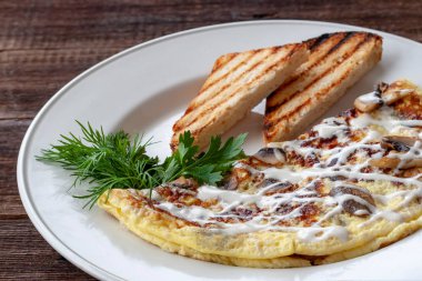 Vejetaryen kahvaltı: mantar, yeşil ve beyaz tabakta kruton ile pişmiş yumurta.