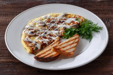 Vejetaryen kahvaltı: mantar, yeşil ve beyaz tabakta kruton ile pişmiş yumurta.