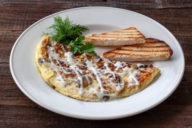 Vejetaryen kahvaltı: mantar, yeşil ve beyaz tabakta kruton ile pişmiş yumurta.