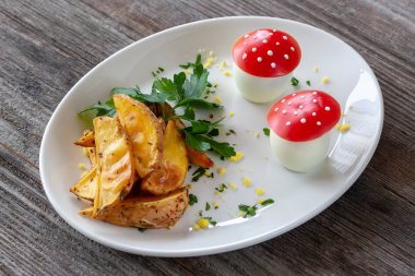 Vejetaryen yemek: fırında patates ile Yeşiller ve t haşlanmış yumurta