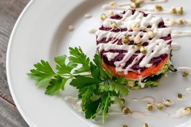 Vejetaryen yemek: wakame, pancar, havuç, zucchi salata katmanlı