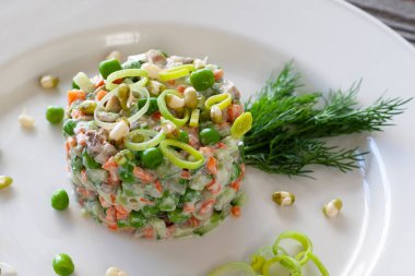 Vejetaryen yemek: salatalık, havuç, avo yapılan Rus salatası