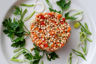 Vejetaryen yemek: filizlenmiş buğday salatası tohum salatalık ile
