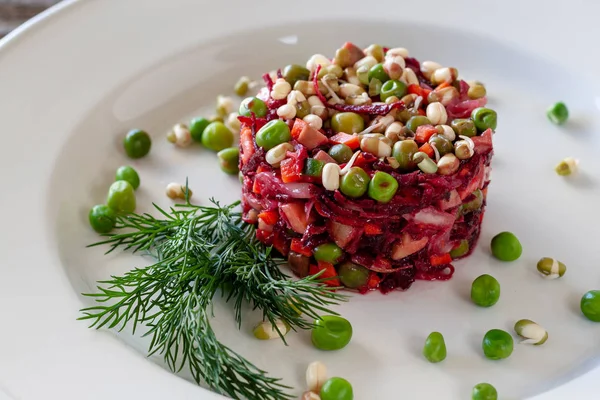 Plato vegetariano: Ensalada de vinagreta de remolacha, zanahoria, chucrut — Foto de Stock