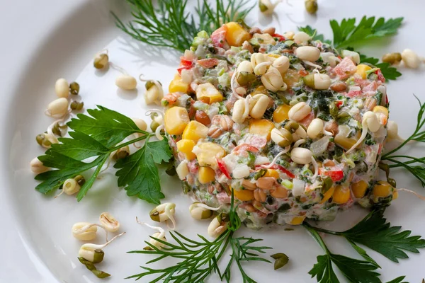 Plato vegetariano: ensalada de brócoli, maíz, algas, pimiento dulce — Foto de Stock