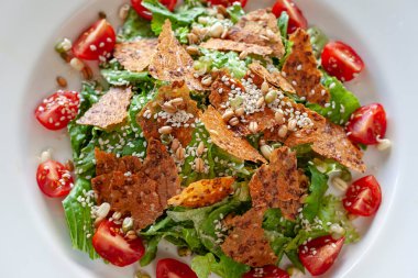 Vejetaryen yemek: Sezar salata marul yapılan yaprakları, domates, Filizlenmişti tohumları, susam sezar sos ile.