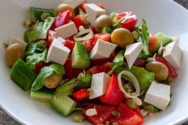 Vejetaryen yemek: salata ile Tofu peyniri, salatalık, soğan, tatlı biber, zeytin, marul ve Filizlenmişti tohumları ile.