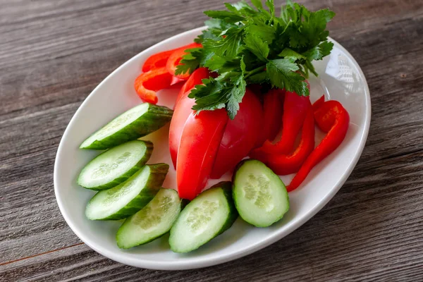 Vegetarian Dish Sliced Fresh Vegetables Sweet Peppers Cucumbers White Plate — Stock Photo, Image