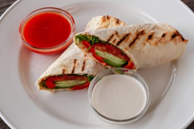 Sağlıklı beslenme. Sebze ve acı sos vejetaryen sarın. Kompozisyon: marul, domates, tatlı biber ve Pide.