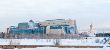 Rusya, Surgut, 12/20/2018: Panorama Surgut Üniversitesi ve kutsal şehit Tatiana kış soğuk sabah Kilisesi.