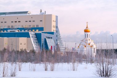 Rusya, Surgut, 12/20/2018: Surgut Üniversitesi ve kutsal şehit Tatiana kış soğuk sabah Kilisesi.