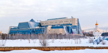 Rusya, Surgut, 12/20/2018: Panorama Surgut Üniversitesi ve kutsal şehit Tatiana kış soğuk sabah Kilisesi.