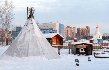 Rusya, Surgut, 12/20/2018: tarihi ve kültürel merkezi eski Surgut. Kuzey halkları geleneksel outbuildings: Kızılderili çadırı, depolama hükümler, fırın ekmek için Lodge avcılık.