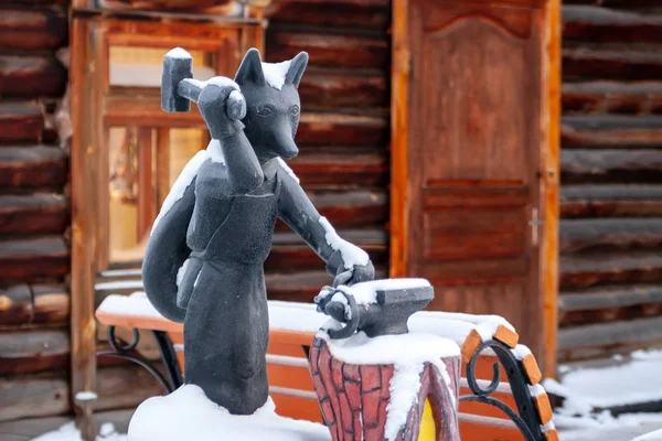 俄罗斯 苏尔古特 2018年12月20日 历史和文化中心 老苏尔古特 狐狸是苏尔古特的象征 雕塑铁匠狐狸与锤子在他的手 — 图库照片