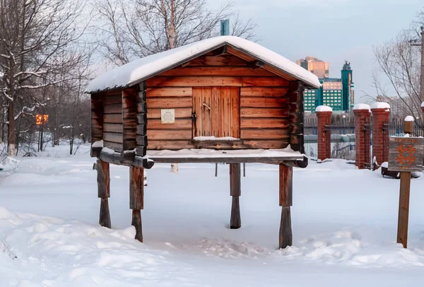 俄罗斯 苏尔古特 2018 历史和文化中心老苏尔古特 远北的人民的传统农场大厦 狩猎小屋在高木杆为存贮供应 — 图库照片