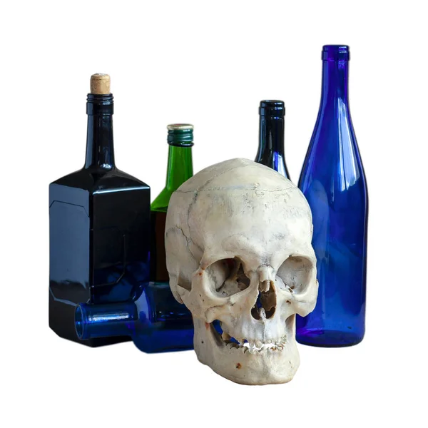 Cráneo Fondo Botellas Alcohólicas Aislado Sobre Blanco Concepto Nocividad Del — Foto de Stock