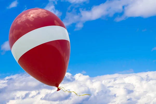 Mavi Gökyüzüne Karşı Uçan Letonya Devlet Bayrağı Görüntü Ile Balon — Stok fotoğraf