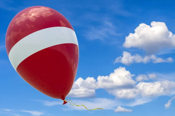 Globo Con Imagen Bandera Del Estado Letonia Ondeando Contra Cielo —  Fotos de Stock