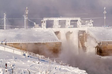 Hidrolik yapılar bir kış gününde frost kalın bir tabaka ile kaplıdır.