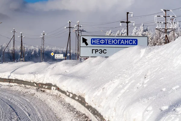 Surgut Rusia 2019 Señal Cubierta Nieve Carretera Indica Dirección Nefteyugansk — Foto de Stock