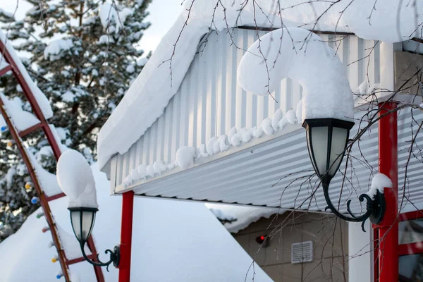 Schicke Schneekappen Auf Straßenlaternen Szene Eines Schneereichen Winters — Stockfoto