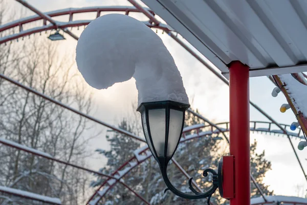 Escena Invierno Nevado Siberia Gran Sombrero Nieve Inusual Una Lámpara — Foto de Stock