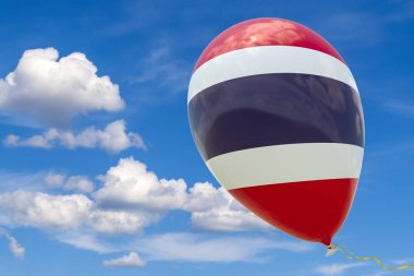 Şişme balon mavi gökyüzüne uçan Tayland bayrağı görüntü ile. 3D render, illüstrasyon kopya alanı ile.