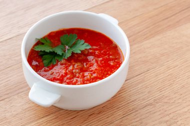 Vejetaryen yemek. Domates-mercimek çorbası, otlar ile dekore edilmiştir. Malzemeler: domates, kendi suyu, mercimek, soğan, baharat.