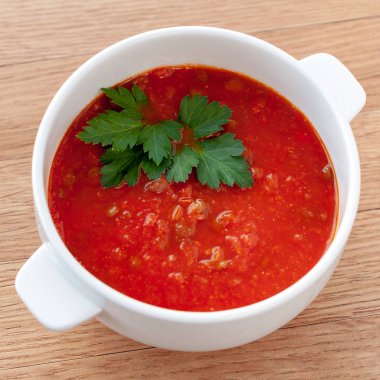 Vejetaryen yemek. Domates-mercimek çorbası, otlar ile dekore edilmiştir. Malzemeler: domates, kendi suyu, mercimek, soğan, baharat. Biçim 1: 1.