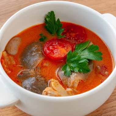Vejetaryen yemek. Vejetaryen çorba Tom Yam Hindistan cevizi sütü, mantar ve kiraz domates. Kare biçimi.