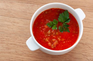 Vejetaryen yemek. Domates-mercimek çorbası, otlar ile dekore edilmiştir. Malzemeler: domates, kendi suyu, mercimek, soğan, baharat.